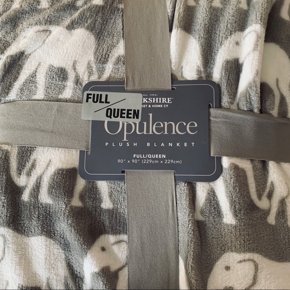 Berkshire Other - Berkshire Opulence Plush Elephant Blanket 90 x 90